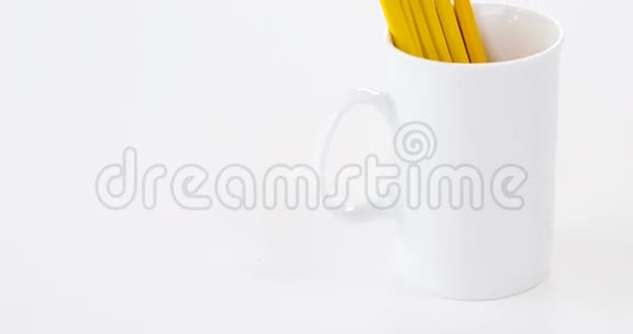 黄色铅笔放在杯子里视频的预览图