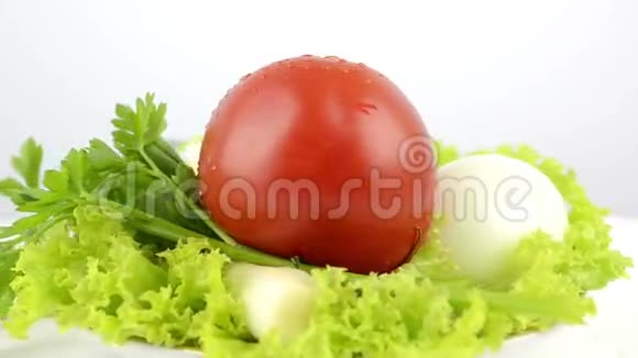 洋葱煮鸡蛋生菜番茄欧芹视频的预览图