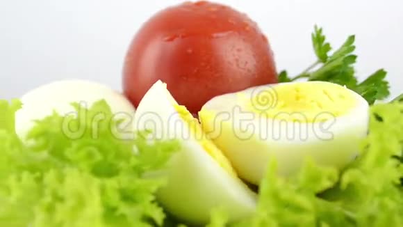 生菜番茄两个煮鸡蛋欧芹视频的预览图