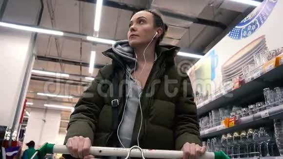 女人在超市购物视频的预览图