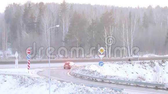 冬天在森林的道路上行驶汽车视频的预览图