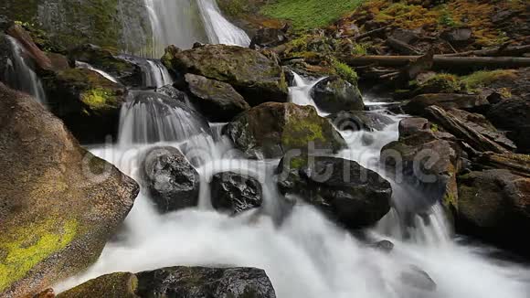 高清晰度长曝光电影与水音响瀑布溪瀑布在斯卡玛尼亚州华盛顿州1080p视频的预览图