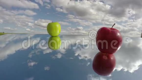 镜子和云彩上的两个苹果延时4K视频的预览图