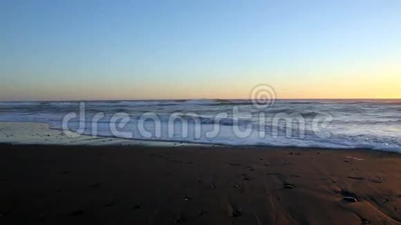 带波浪和蓝天的红色沙滩视频的预览图