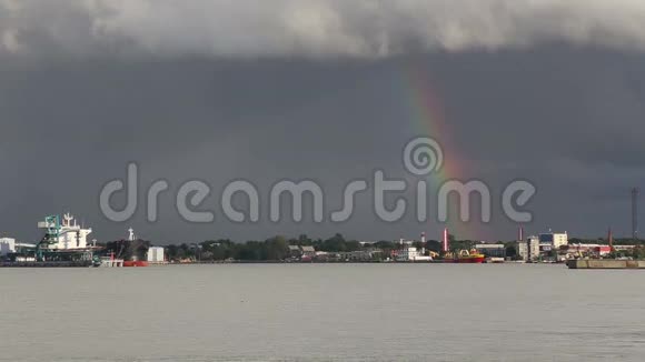 波罗的海海下的彩虹拉脱维亚港视频的预览图
