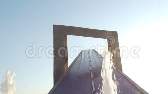 光辉灿烂的一天上的高速公路纪念碑前景的喷泉视频的预览图
