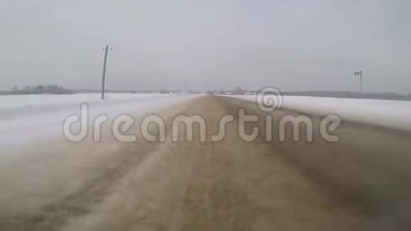 冬天在乡间小路上快速驾驶汽车背面视图视频的预览图