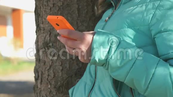 女生用手机看照片视频的预览图