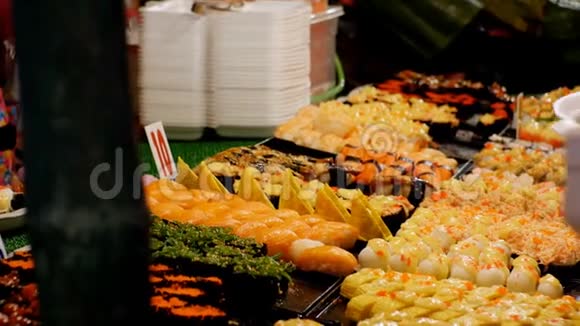 宗甸夜市柜台上的亚洲寿司泰国芭堤雅视频的预览图