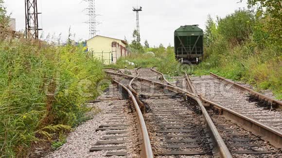 夏季风日废弃旧铁路景观视频的预览图