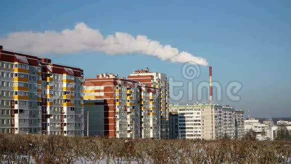 小区厂房烟囱冒出的烟城市生态视频的预览图