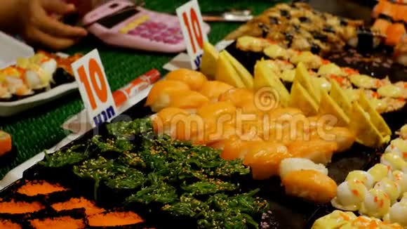 宗甸夜市柜台上的亚洲寿司泰国芭堤雅视频的预览图