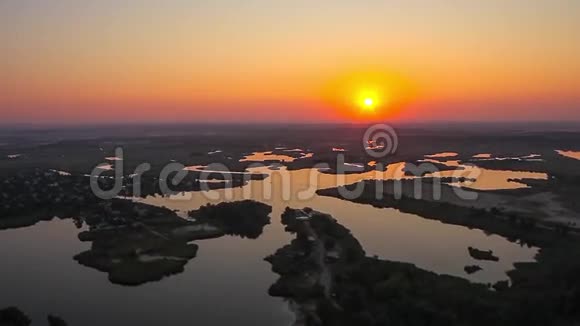 湖面和岛屿上空的日出空中射击视频的预览图