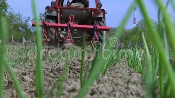 拖拉机用农机耕种土地视频的预览图
