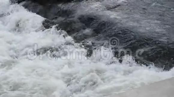 粗糙的河流水的快速移动视频的预览图