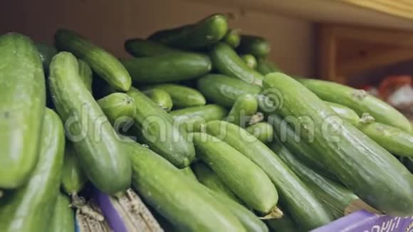 超市货架上各种蔬菜和水果视频的预览图