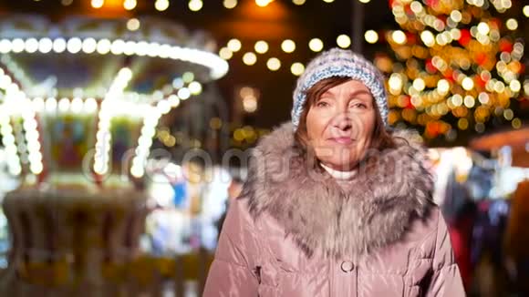 快乐的老妇人在圣诞市场微笑视频的预览图
