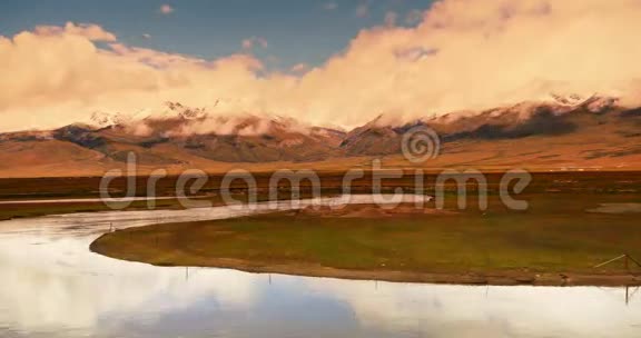 4k时间推移云团滚滚翻越西藏山江河流淌草原视频的预览图