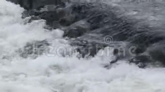 粗糙的河流水的快速移动视频的预览图
