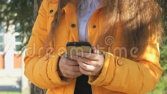 女生用智能手机看照片视频的预览图