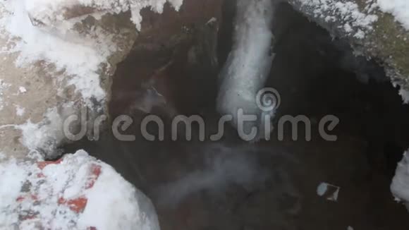水流从蒸汽的金属管道流出视频的预览图