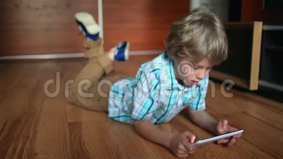 儿童使用平板电脑少年男孩使用触摸板视频的预览图