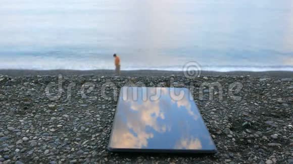 手机是关于海洋的卵石滩的平静的海浪拍打着海岸概念视频的预览图