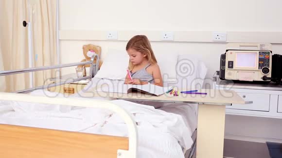 坐在医院病床上的小女孩视频的预览图