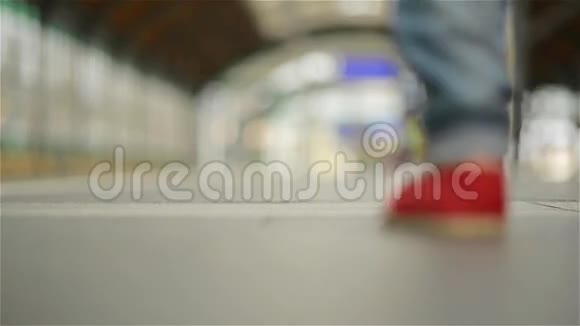带着手提箱在火车站跑的女孩视频的预览图
