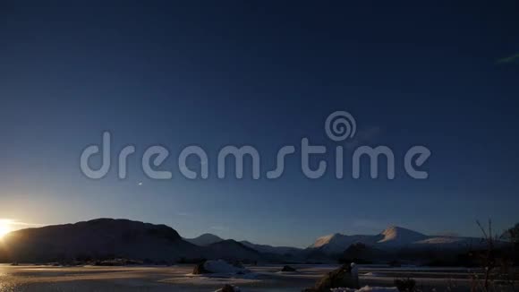 兰诺奇沼地冰冻湖上的阳光视频的预览图