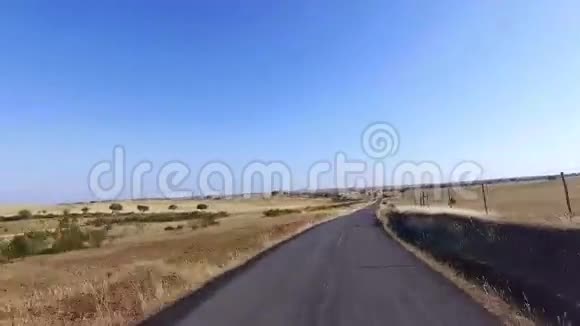 在乡村的道路上快速驾驶视频的预览图