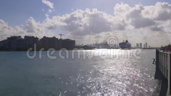 迈阿密南海滩湾班轮通过4k佛罗里达州美国视频的预览图