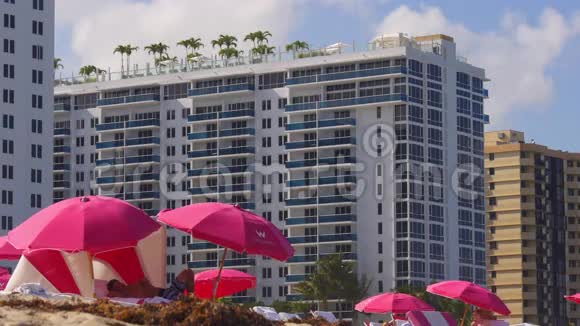 夏日迈阿密南海滩豪华酒店雨伞4k美国视频的预览图