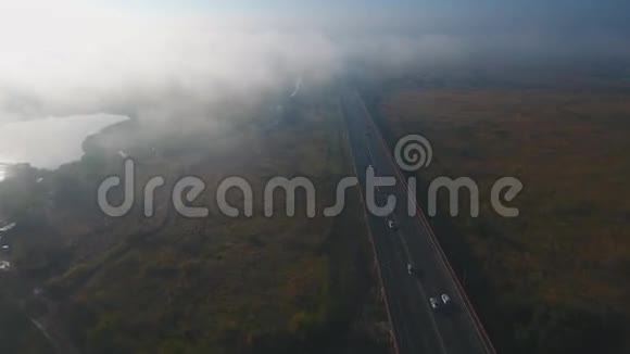 秋天的晨雾越过公路视频的预览图