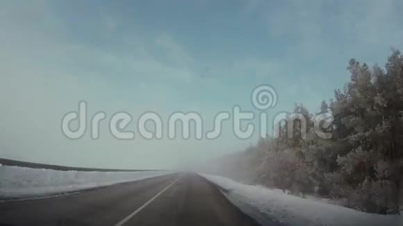 冬天开车太阳透过雾照进来视频的预览图