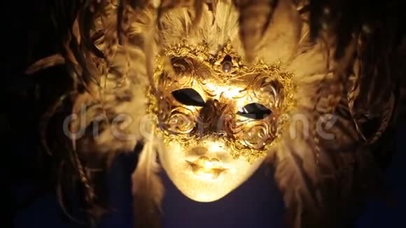 一个优雅的威尼斯狂欢节面具的特写镜头视频的预览图