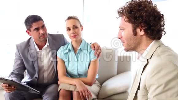一对夫妇在和他们的财务顾问谈话视频的预览图
