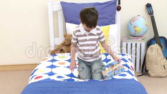 快乐男孩在卧室里玩火车视频的预览图