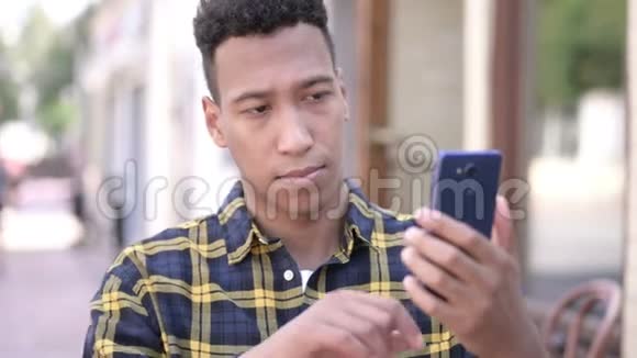 非洲年轻人使用智能手机户外视频的预览图