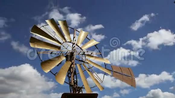 古老的牧场风车在天空背景时间的流逝视频的预览图