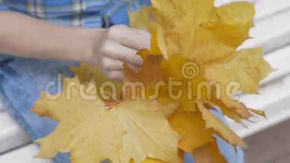 编织枫叶花环的过程视频的预览图