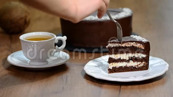 吃一块巧克力椰子蛋糕视频的预览图