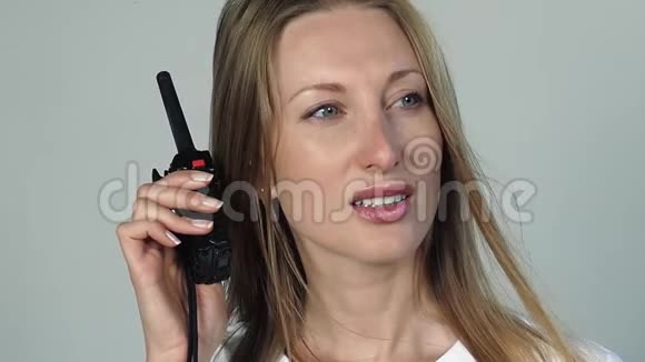 带着无线电的漂亮女人视频的预览图