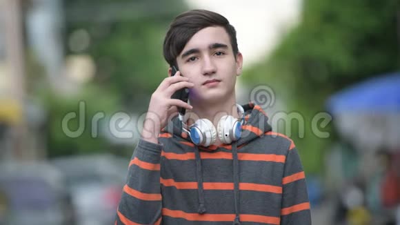 年轻英俊的伊朗少年在户外街头视频的预览图