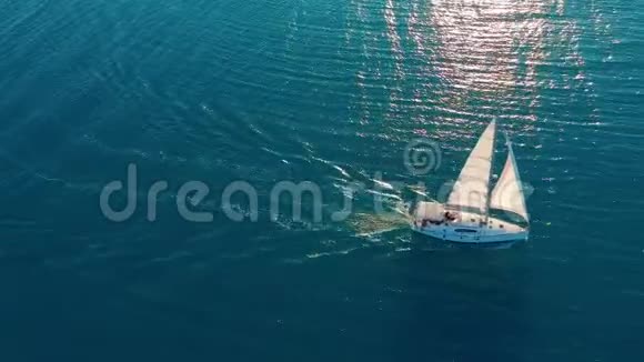 空中观景晴天在公海上航行的游艇在海上航行视频的预览图