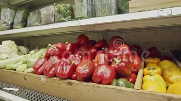 超市货架上各种蔬菜和水果视频的预览图