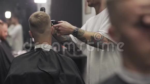 理发师用理发器剪头发电动剃须刀男式理发视频的预览图