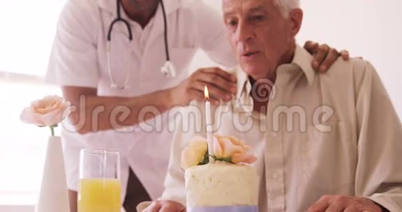 老人庆祝他的生日视频的预览图