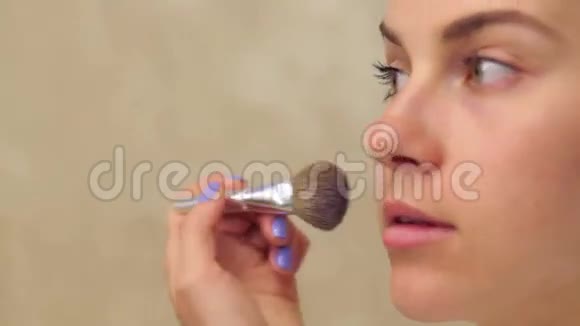 化妆的漂亮女人视频的预览图