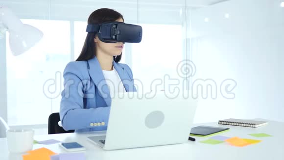 在办公室戴虚拟现实眼镜使用VR护目镜视频的预览图